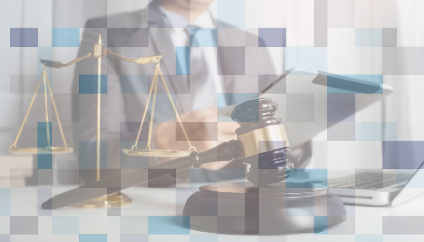 Rechter met hamer en weegschaal en blauwe blokjes overlay